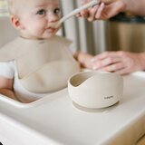 BabyOno Silikonska skodelica z vakuumom 350 ml 6 m+, bež | Shoptok.si