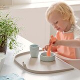 Done By Deer silikonska podloga za hranjenje high edge elphee sand | shoptok.hr