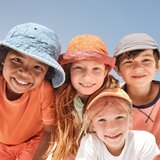 Garnier Ambre Solaire Kids Sun Protection Spray vodoodporna zaščita pred soncem za telo za vse tipe kože 150 ml Cene