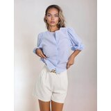 Sinsay Elegantne kratke hlače s faltama i dekorativnim zlatnim detaljem | shoptok.hr
