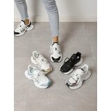 Resti Women's sporty sneakers on a thicker sole Loness | ePonuda.com