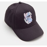 Sinsay Kapa s visokim udjelom pamuka s našivkom Stitch | shoptok.hr