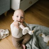 BabyOno Goose Zoe 3m+ piskajoča igrača z grizljajočim delom 1 kos | Shoptok.si