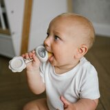 BabyOno Rattle With Teether 3m+ grizalo z ropotuljico Bee 1 kos | Shoptok.si