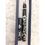 Karlovšek Manšetni gumbi in črno nalivno pero s srebrnim ornamentom | Shoptok.si