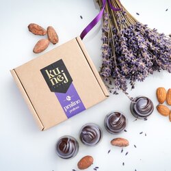 KUNEJ VINO & ČOKOLADA D.O.O. Bonboniera 2×2, pralineji iz temne čokolade s sivko in mandlji Cene