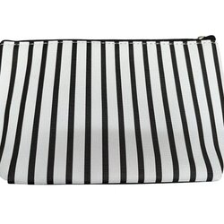 BE CUTE neseser sa linijama crno beli 21*13*7cm Cene