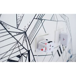Skross Putni adapter 1.302930, + 2 x USB za punjenje, 2100mAh Cene