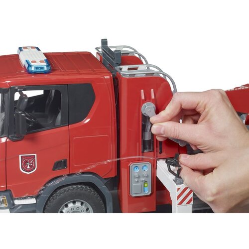 Bruder Vatrogasni kamion Scania Super 560R sa merdevinama, pumpom, zvučnim i svetlosnim efektima Slike