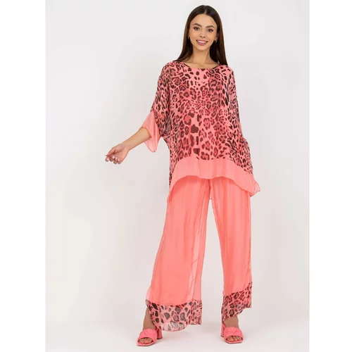 Fashion Hunters Coral silk blouse with a print and 3/4 sleeves