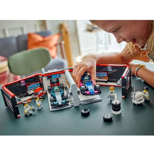 Lego 60444 Avtomehanična delavnica F1&amp;reg; ter dirkalnika Mercedes-AMG in Alpine Slike