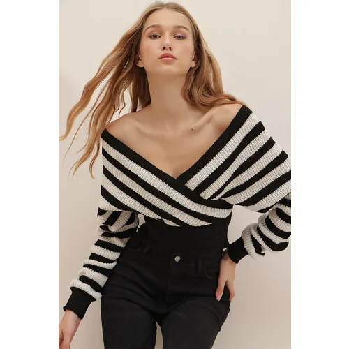 Trend Alaçatı Stili Women's Black Front Back And Double Breasted Crop Striped Knitwear Sweater