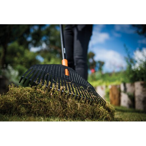 Fiskars Vrtni alat GRABLJE ZA LI&amp;Scaron;ĆE SOLID Slike