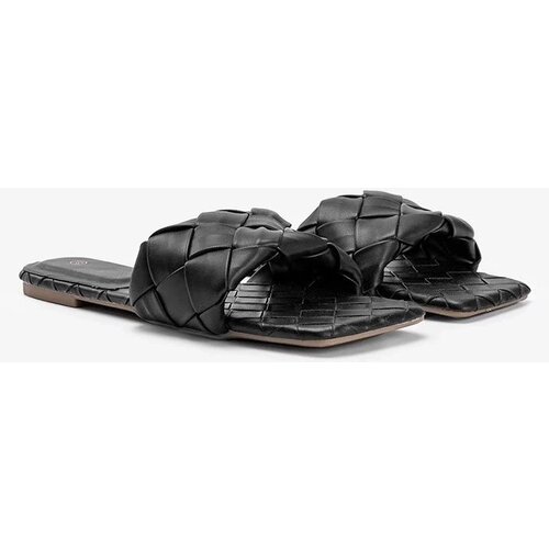 D/CEO Black slides Chimmie Cene