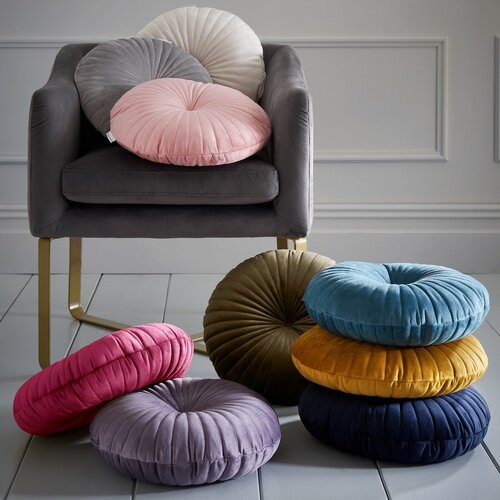 Catherine Lansfield Ukrasni jastuk od samta &amp;oslash; 40 cm Round Soft Touch &amp;ndash; Slike