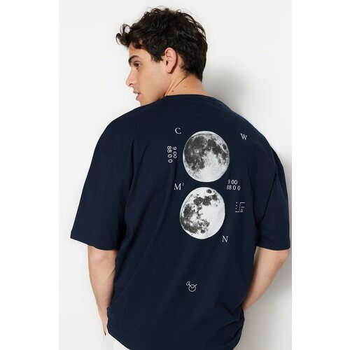 Trendyol Navy Blue Oversize/Wide-Fit Space Printed Label Detail 100% Cotton T-Shirt Slike