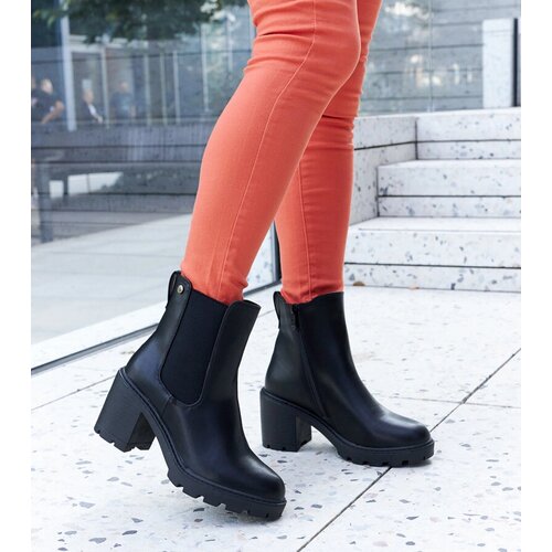 Gemre Black insulated classic heeled ankle boots Caio Cene