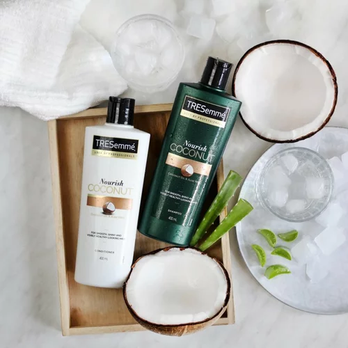 TRESemmé Botanique Nourish & Replenish vlažilni šampon za suhe lase 400 ml