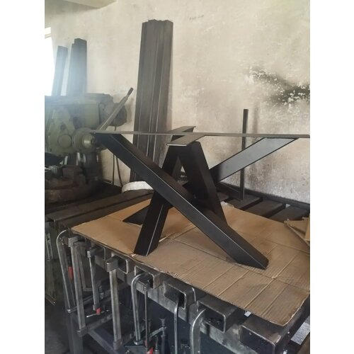 Milimetarline metalno postolje za klub sto Selmor Slike