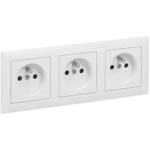 Legrand Trostruka kućna utičnica sa okvirom SUNO 250V bela Slike