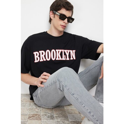 Trendyol Men's Black Oversize/Wide-Fit Fluffy Brooklyn City-Text Print 100% Cotton T-Shirt Slike