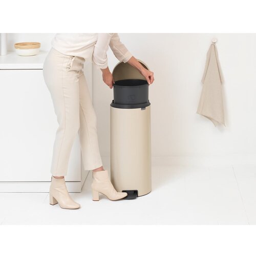 Brabantia Kanta za smeće s pedalom Newicon 30 L s plastičnim unutarnjim dijelom - Soft Beige Slike