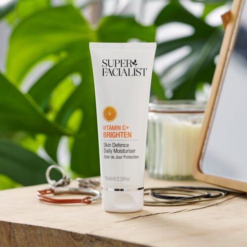 Super Facialist Vitamin C+ Brighten posvetlitvena vlažilna krema za utrujeno kožo 75 ml Slike