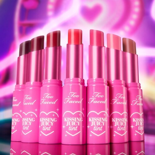 Too Faced Kissing Juicy Lip Tint tonirani balzam za ustnice z vlažilnim učinkom odtenek Raspberry 3 g Slike