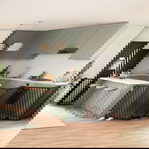 vidaXL Ograda za pse z vrati zložljiva 6 panelov črna 480 cm les Cene