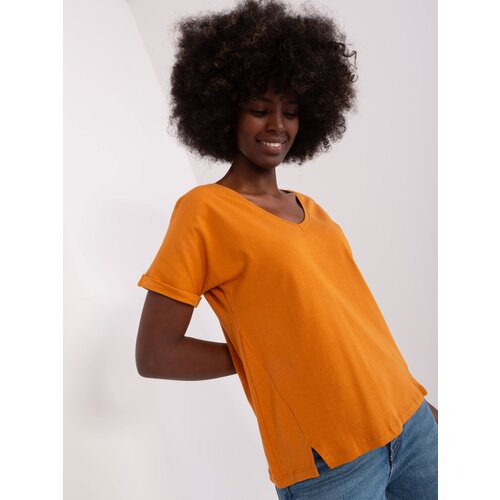 Fashion Hunters Light orange women&amp;#039;s t-shirt basic with slit Slike