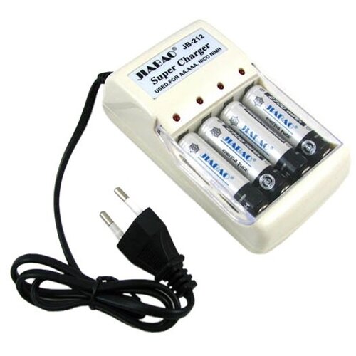 Univerzalni polnilnik za 4 baterije AA in AAA + 4700mAh baterije GRATIS Slike