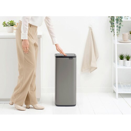 Brabantia Siva željezna kanta za smeće na dodir 30 l Bo Touch &amp;ndash; Slike