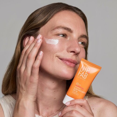 NIP+FAB Vitamin C Fix Glow Moisturiser posvjetljujuća krema za lice SPF 50 50 ml Slike