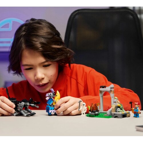 Lego FORTNITE Peely & sparkplug&rsquo;s camp Cene