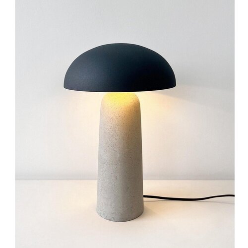 BIZZOTTO Siva stolna lampa betonska s metalnim sjenilom (visina 39,5 cm) Delphine &amp;ndash; Slike