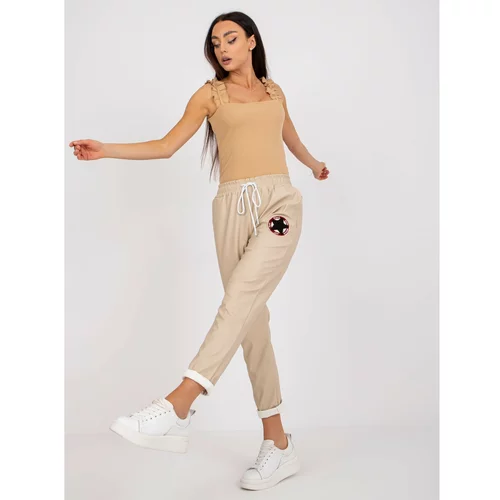 Fashion Hunters Beige trousers made of eco-leather with pockets Lana