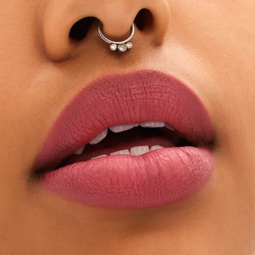 MAC Cosmetics Locked Kiss 24h Lipstick dugotrajni ruž za usne s mat efektom nijansa Connoisseur 1,8 g Slike
