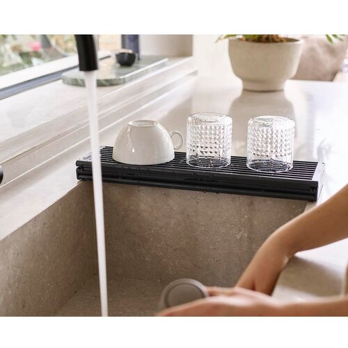 Joseph Joseph Siv plastičen nastavljiv odcejalnik za pomivalno korito 43x13 cm Platform &amp;ndash; Slike