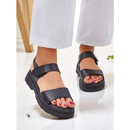 Resti Royal Fashion Women's Otvanna sandals with a thick sole Cene