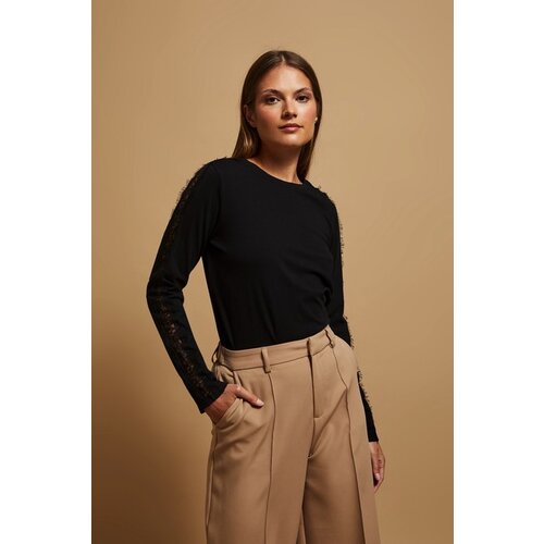 Moodo blouse with lace on the sleeves Cene