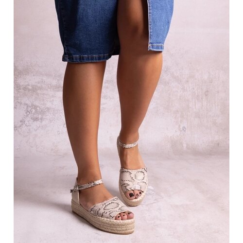 D/CEO Beige sandals Pearl River Slike