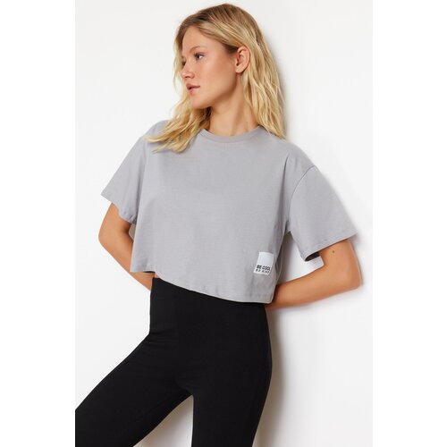 Trendyol Gray 100% Cotton Relaxed/Comfortable Fit Woven Label Detailed Knitted T-Shirt Slike