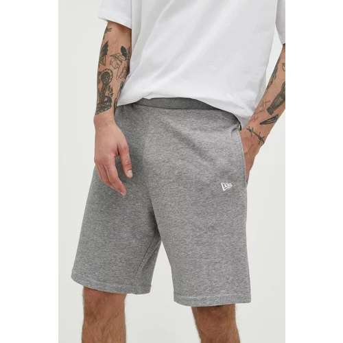 New Era Kratke hlače moški, siva barva