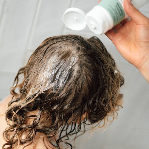Na&amp;iuml;f&amp;reg; Baby &amp;amp; Kids Nourishing Shampoo hranilni &amp;scaron;ampon za otro&amp;scaron;ko lasi&amp;scaron;če 200 ml Slike