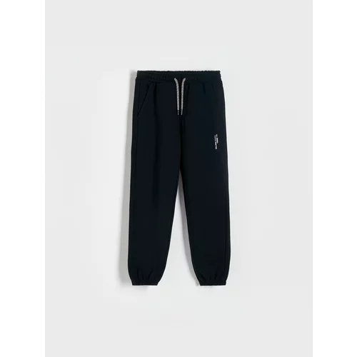 Reserved - Sportske jogger hlače s printom - crno