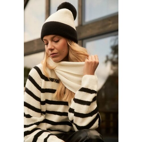 Marisse Black And White Pompom Hat Slike