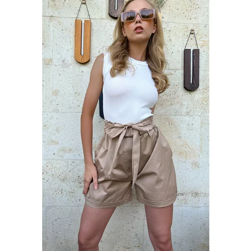 Trend Alaçatı Stili Women's Beige Elastic Waist Belt Double Pocket Double Leg Carrot Gabardine Shorts