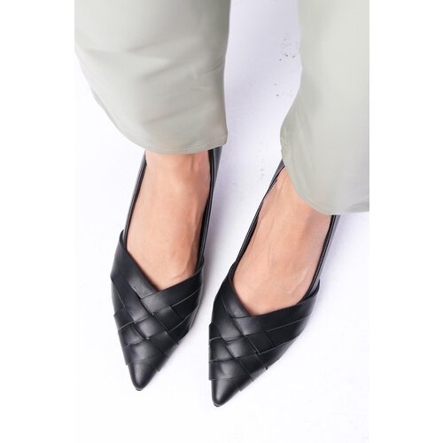 Mio Gusto Peyton Black Color Pointed Toe Women's Low Heel Shoes Slike