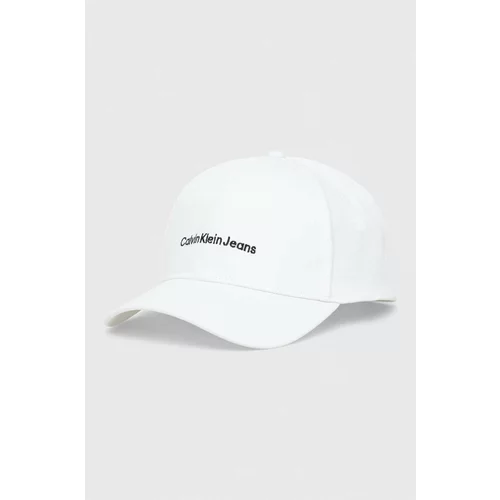 Calvin Klein Jeans Bombažna bejzbolska kapa bela barva