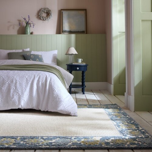 Flair Rugs Modro-slonoko&amp;scaron;čeno bela ročno tkana preproga iz me&amp;scaron;anice volne 160x230 cm Myla Floral Frame &amp;ndash; Slike